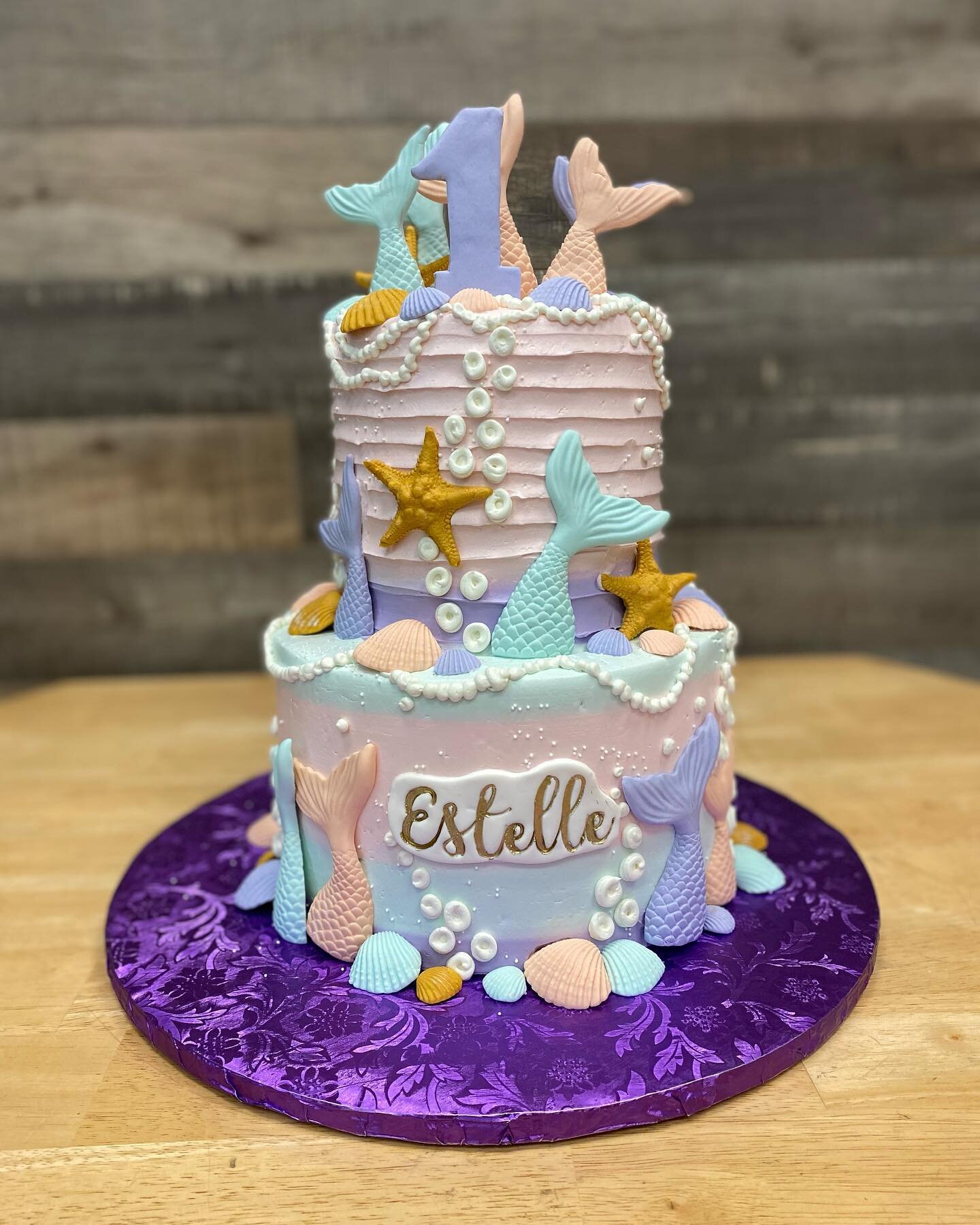 Mermaid vibes 🧜&zwj;♀️🌊🐬 
Made by Chef Sergio 
.
.
.
.
.
.
#birthdaycake #cakeideas #mermaidcake #rudyspastryshop #customcakes #firstbirthday #njbakery #njbaker #bloomfieldnj #cakesofinstagram #cakes