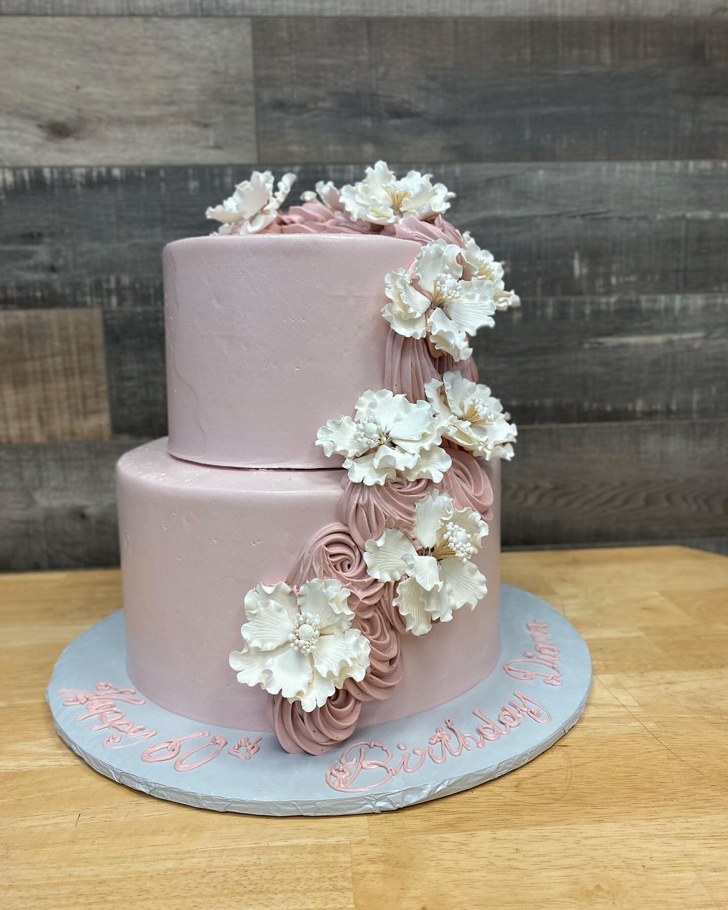 Happy 60th! 🌸🌺 Made by our head cake decorator Sergio!
.
.
.
.
.
#happybirthday #birthdaycake #rudyspastryshop #60thbirthday #flowersofinstagram #cakesofinstagram #fondantflowers #pink #cakeideas #bloomfieldnj #njbakery #njbaker #delicious