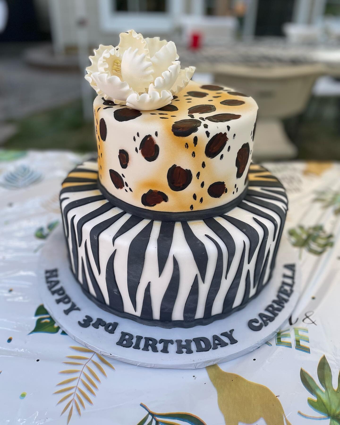 Holding on to the last days of summer with some summer birthday cakes. #rudyspastryshop #cakes #leopardprint #bakeries #njbakeries #bloomfield #goodbyesummer