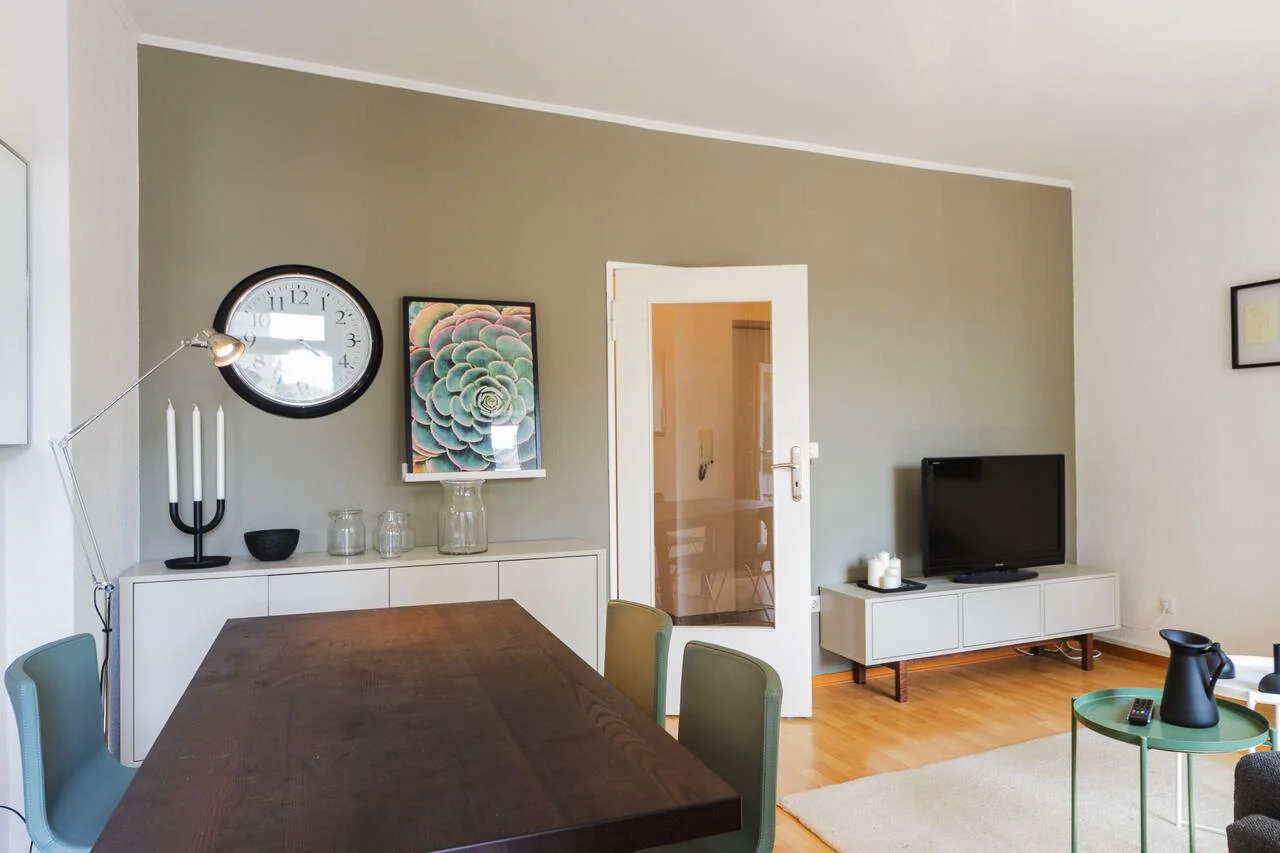 Hy3mNe_mb-large- 2.jpg