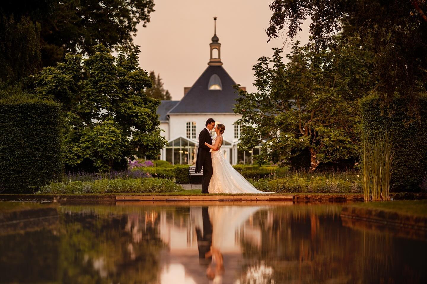 When it&rsquo;s cold and grey in Stockholm in January, I long for Swedish summer nights&hellip;&hellip; 
Wedding at Norrviken in B&aring;stad, a photo during the golden hour 💛. 
@weddingplannerstockholm @levisage_bastad @martinalianabridal @norrvike