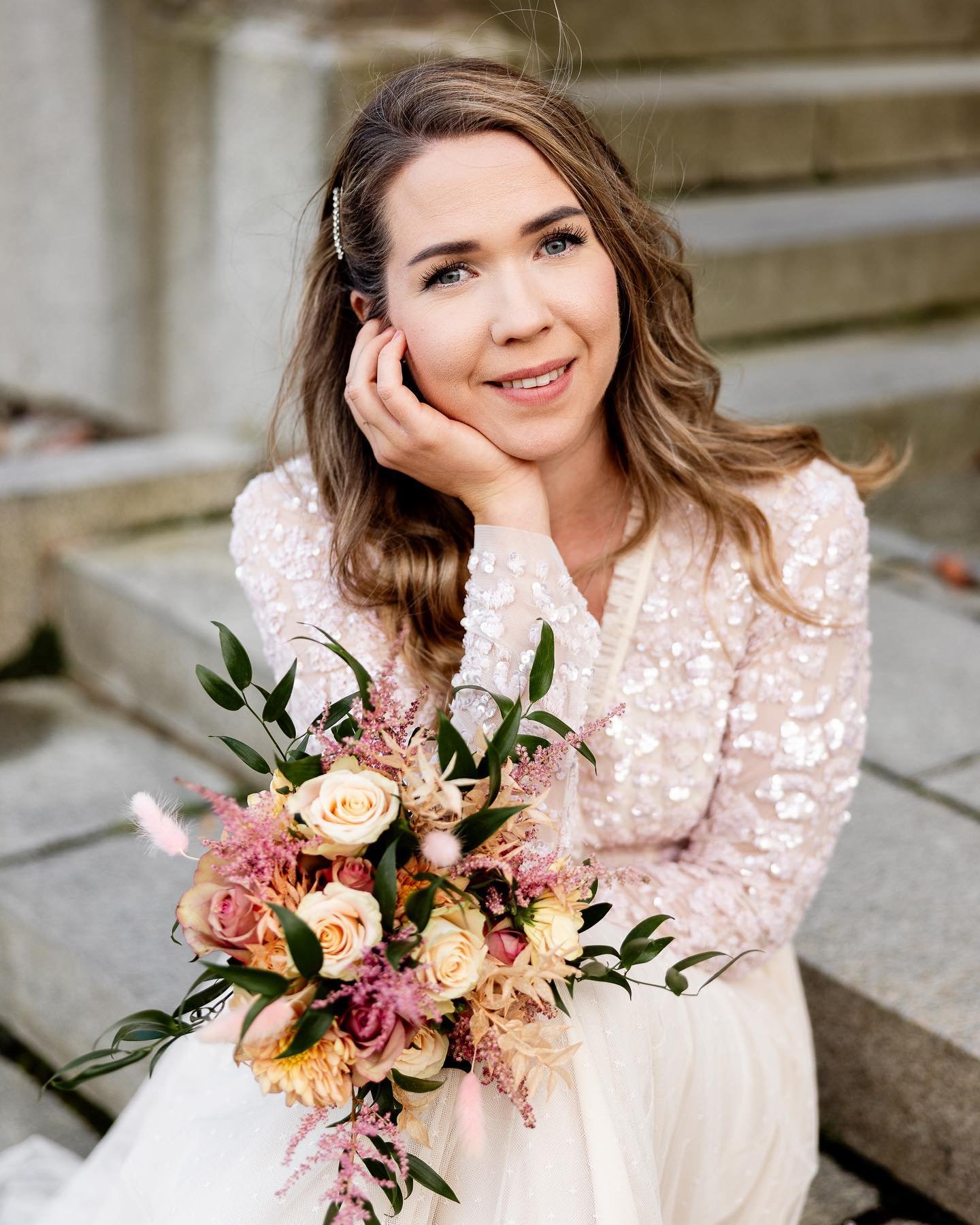 Oktoberbr&ouml;llop. En dag med sol, vind, lite mer vind, mulet och hastiga regn d&auml;r himlen &ouml;ppnade sig. Men samtidigt, en dag med stor och mycket k&auml;rlek 🥰. 
Tack ocks&aring; till min andrefotograf, @lindagabor_photography . 
@hesselb