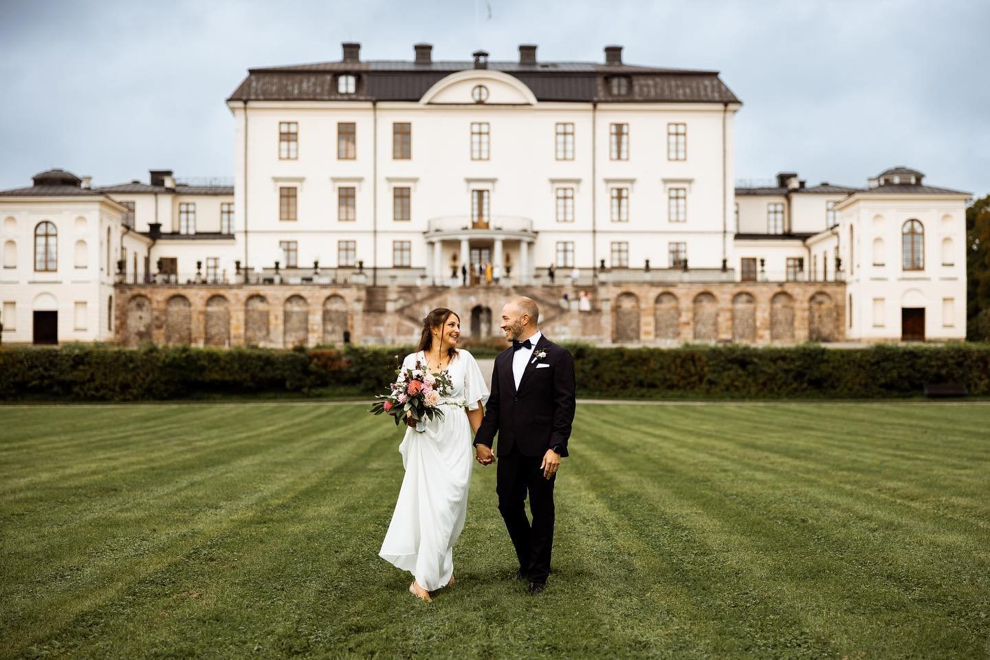 Daniela och Andr&eacute; - Grattis! @danielalamartin @andre_anselmi 
@rosersbergsslottshotell 
#rosersbergsslott #br&ouml;llopsfotograf #septemberbr&ouml;llop