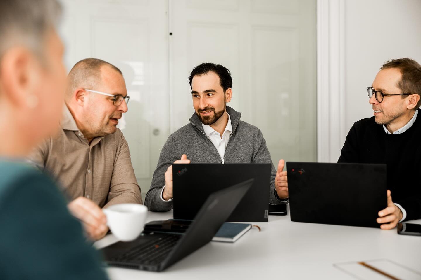 Efter lite v&aring;rledigt med familjen &auml;r det dags att s&auml;tta ig&aring;ng igen och veckan inkluderar nya verksamhetsbilder, personalportr&auml;tt, en AI-kurs och s&aring; br&ouml;llop till helgen. Beh&ouml;ver ni fr&auml;scha upp era bilder