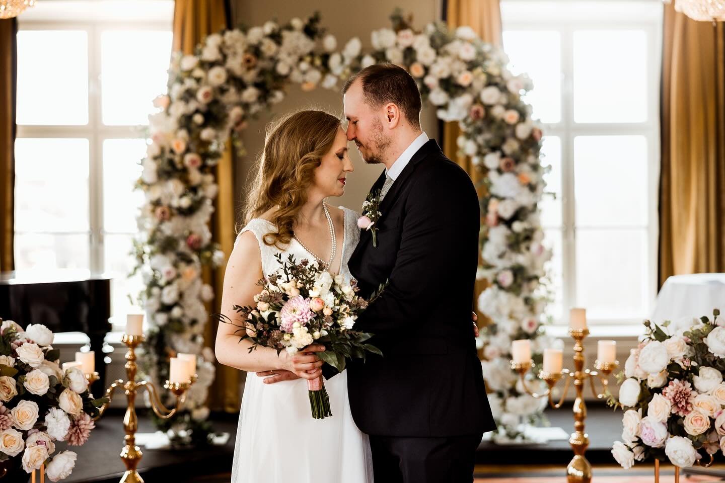 Det b&ouml;rjar bli v&aring;r och nu b&ouml;rjar snart helgerna med br&ouml;llop komma t&auml;tare och t&auml;tare. I g&aring;r var jag p&aring; Hesselby slott tillsammans med min kollega och parh&auml;st @jennyhammar_photography och ja, det &auml;r 