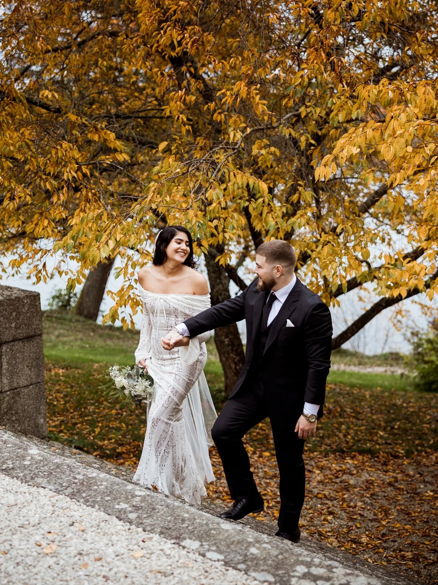Simple. Elegant. Just perfect. 
Late October wedding at @lejondalsslott 25 Oct 2025 🧡
#br&ouml;llopsfotograf #oktoberbr&ouml;llop #h&ouml;stbr&ouml;llop #br&ouml;llopsfotograf