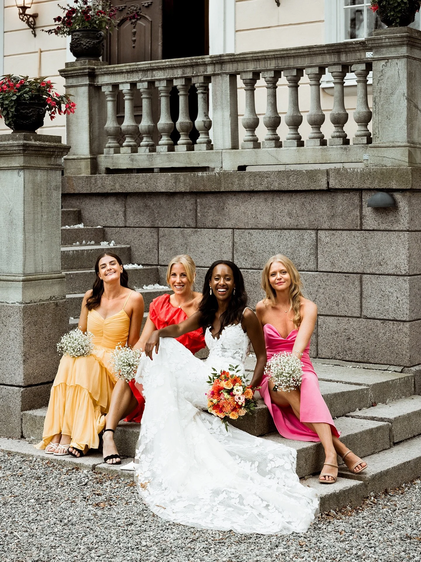 The most vibrant bridal squad - don&rsquo;t forget the colors when you plan your wedding 🧡💖💛
#colorfullwedding #weddinginspo #br&ouml;llopsfotograf @hedenlundaslott @oliviaruthsander @william_varnild