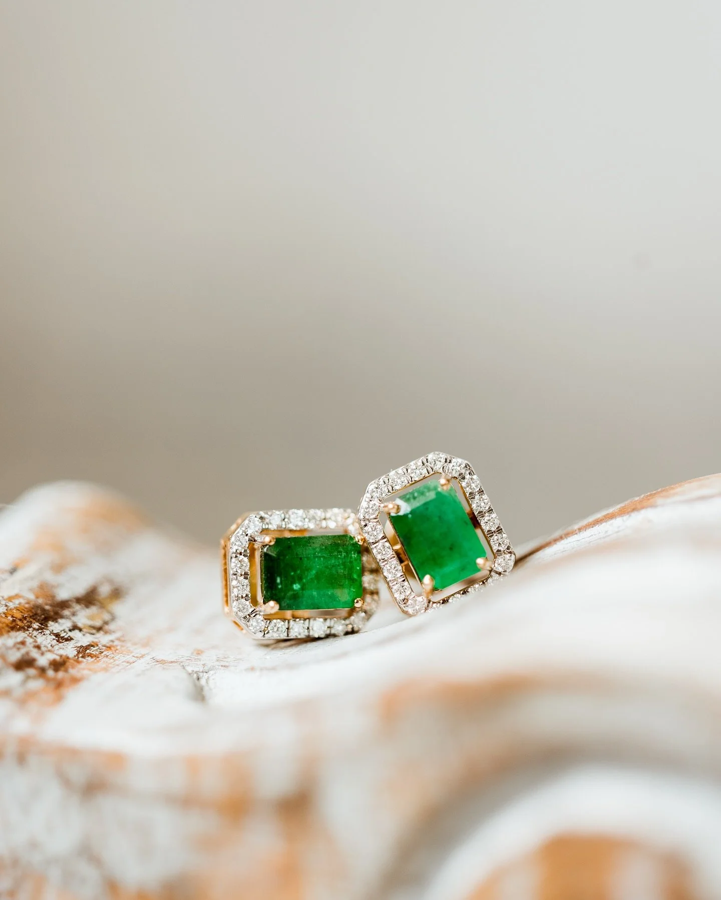 When I was younger I took some basic courses in jewelry making (I only worked with silver, never gold or more exclusive materials) and I have read a fair number of books about precious gems). So, when I found @hannathemagpie and her account some time