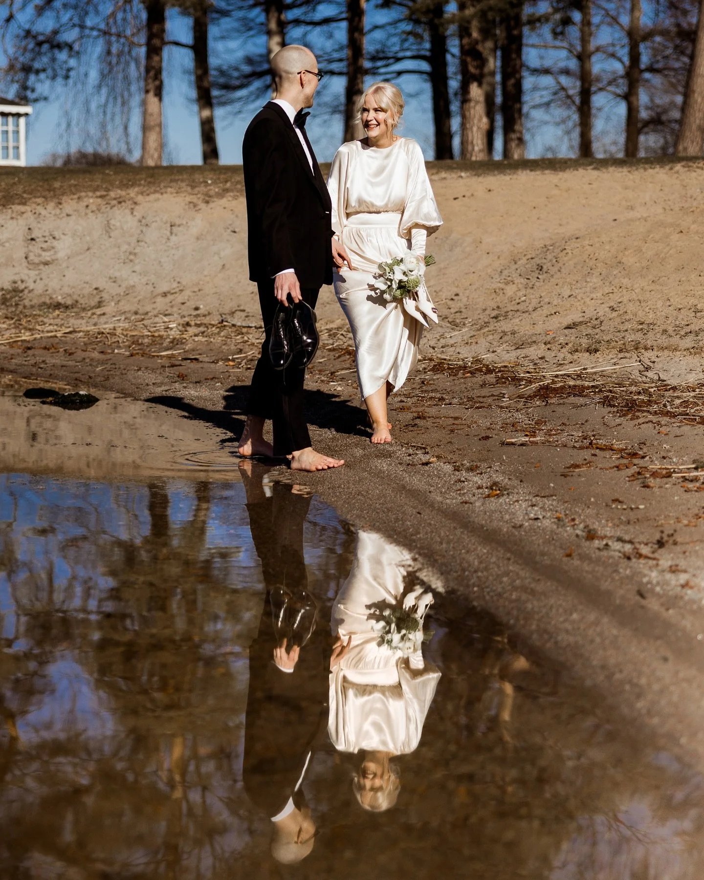 Dagens coolaste par! Och ja, det &auml;r bara den 12 april men de fick inviga badstranden vid Skytteholm och plaskade (glatt 😜) med f&ouml;tterna! 
Grattis E &amp; J 💛! 
#skytteholm #dropinbr&ouml;llop #br&ouml;llopsfotograf 
@skytteholmhotell @sto