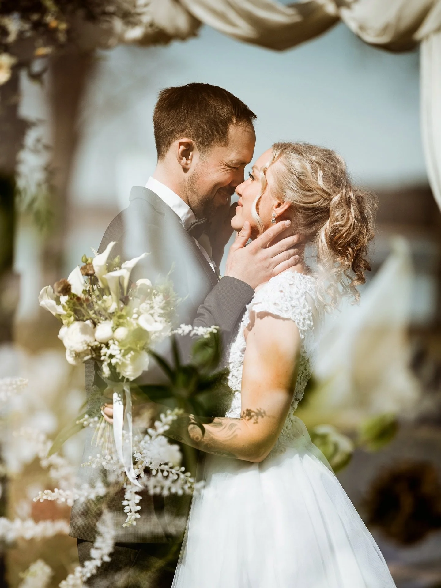 Br&ouml;llopss&auml;songen &auml;r ig&aring;ng p&aring; riktigt 😍! I g&aring;r fick jag vara kvar hemma p&aring; &ouml;n och fotograferade br&ouml;llop p&aring; Skytteholm. Fantastiskt! 
Och, jag fick lite tid att leka med dubbelexponeringar direkt 