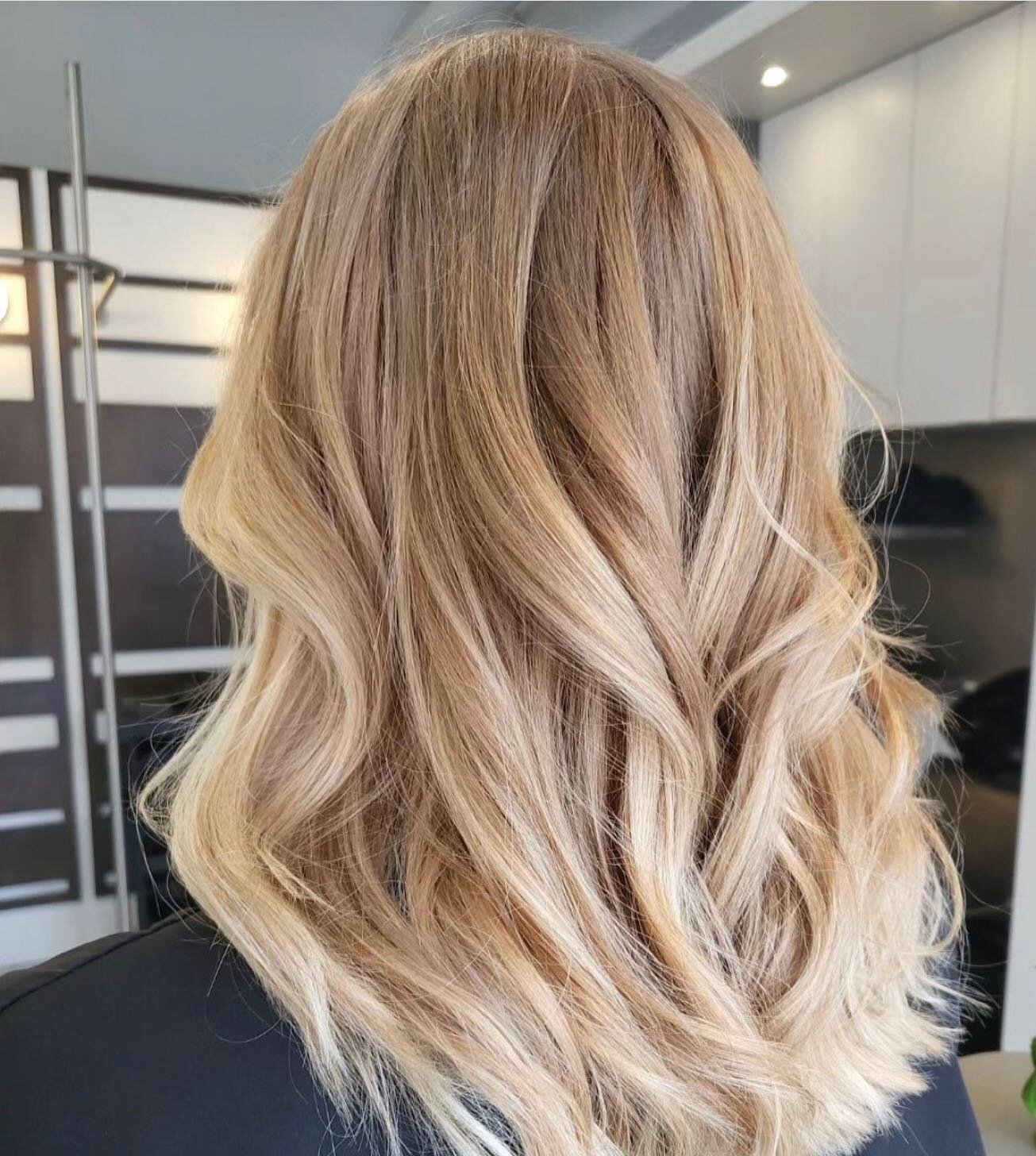 Natural Balayage.
By Jean-Charles.

Need a little brightening this weekend?