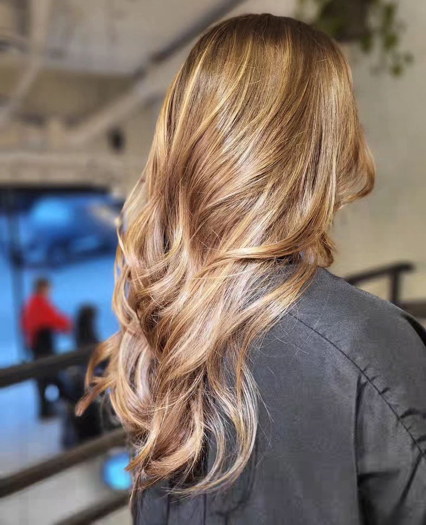Natural balayage.
By Jean-Charles.