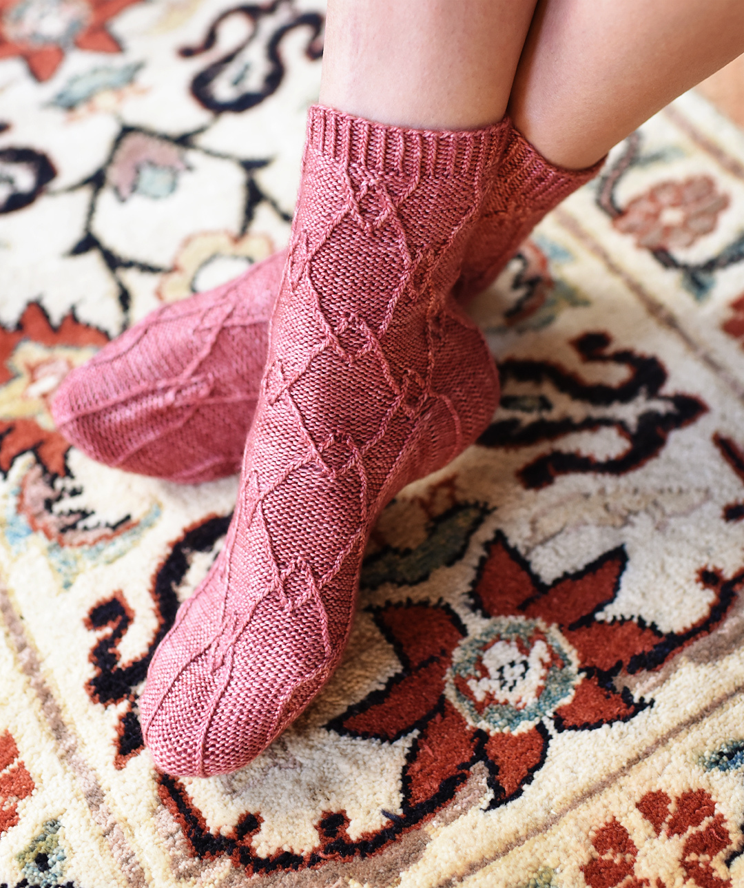 Носочки узор. Хантер Хаммерсен носки. Носки с узором. Носки спицами красивые. Носки спицами с узором.
