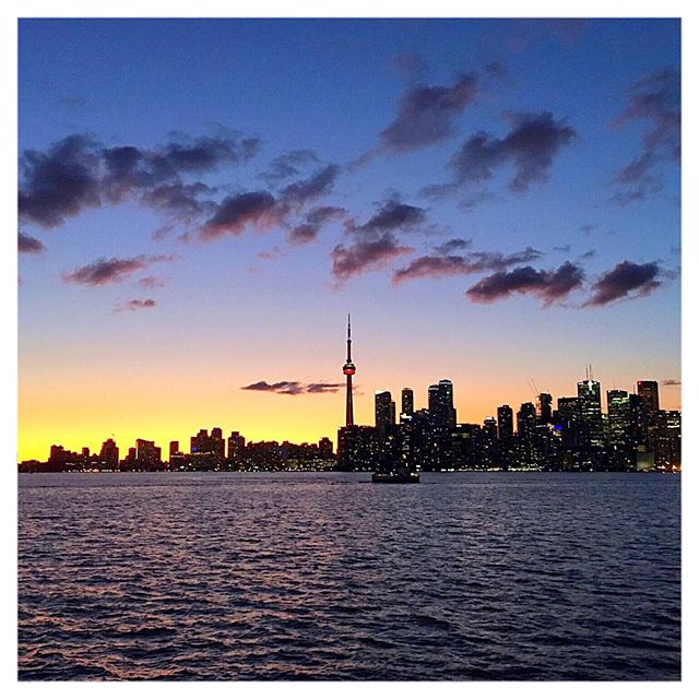 Not twice the same... but every time beautiful! Love that City and it&rsquo;s Skyline XoXo from Toronto (Toronto Postcard bracelets here to stay)🏙 ❤️
🇨🇦🇨🇦🇫🇷🇫🇷
🇫🇷
🇫🇷
Couch&eacute; de soleil sur la CN tower et le Skyline de Toronto! On ne 