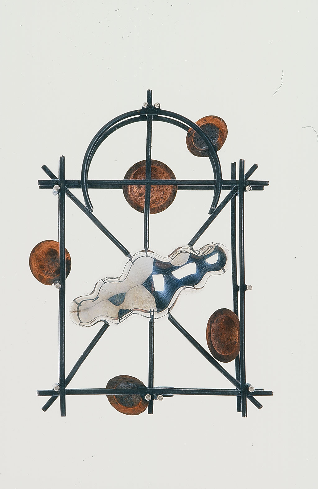 02_MementoMori_Tombstone_brooch.jpg