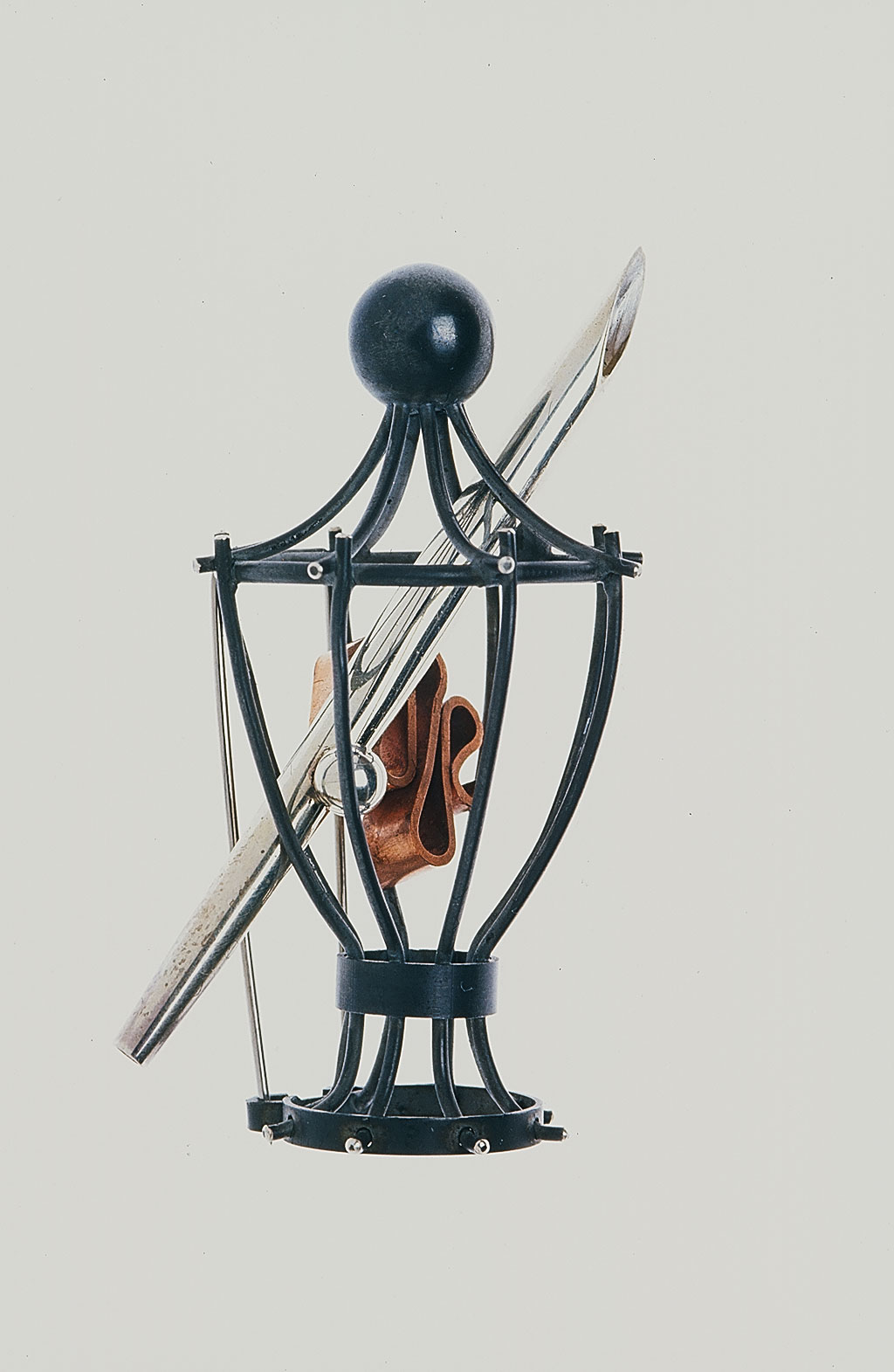 01_MementoMori_Urn_brooch.jpg