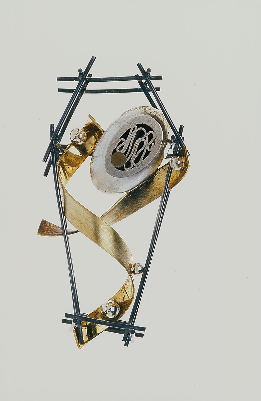 04_MementoMori_Coffin_brooch.jpg