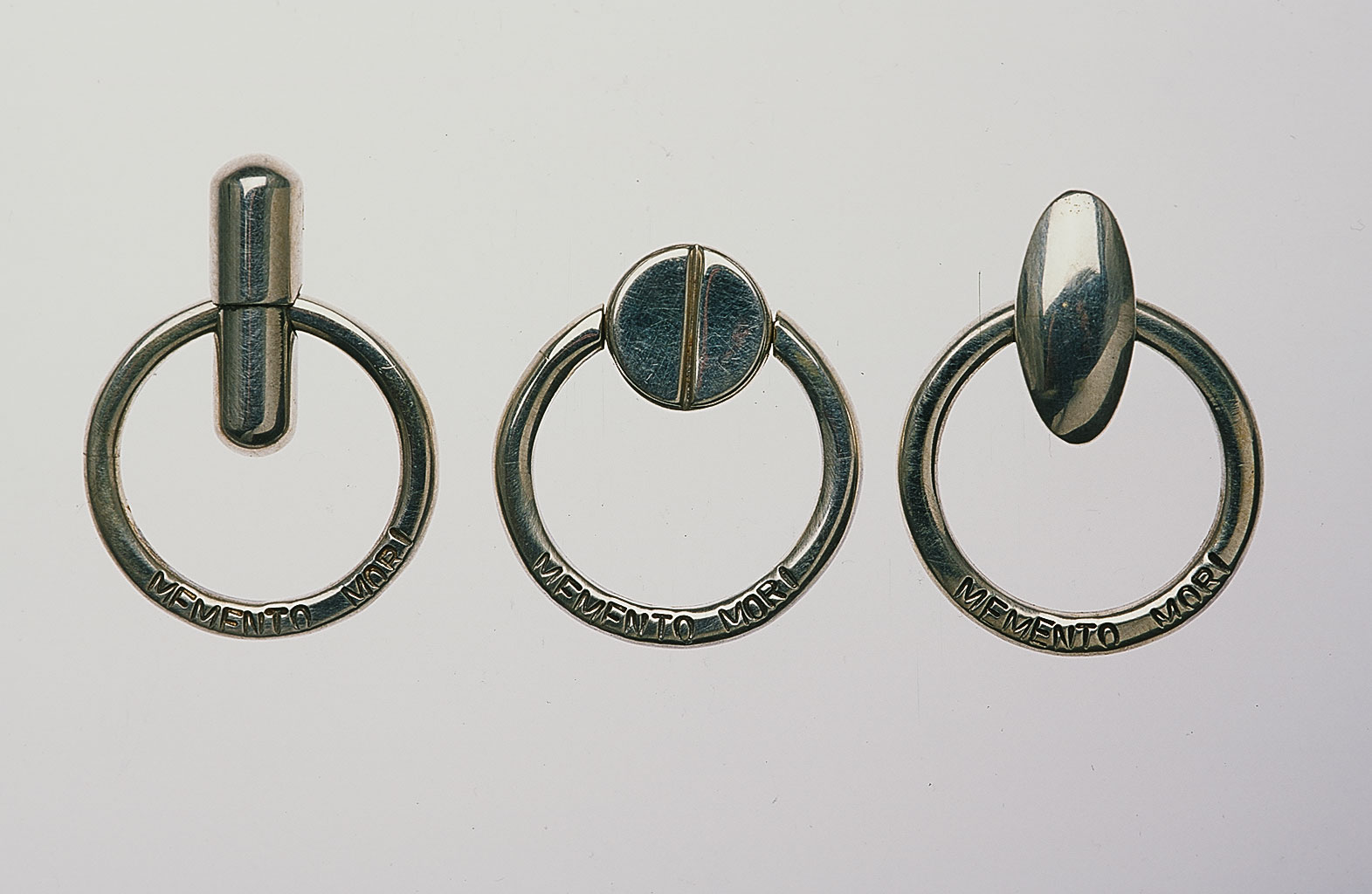 19_MementoMori_3Pills_rings.jpg