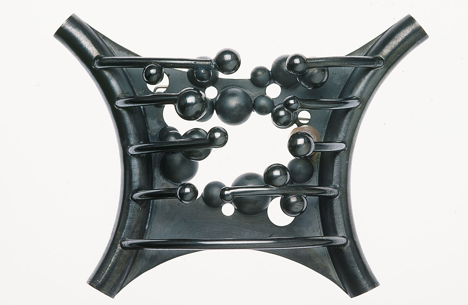 23_MementoMori_brooch.jpg