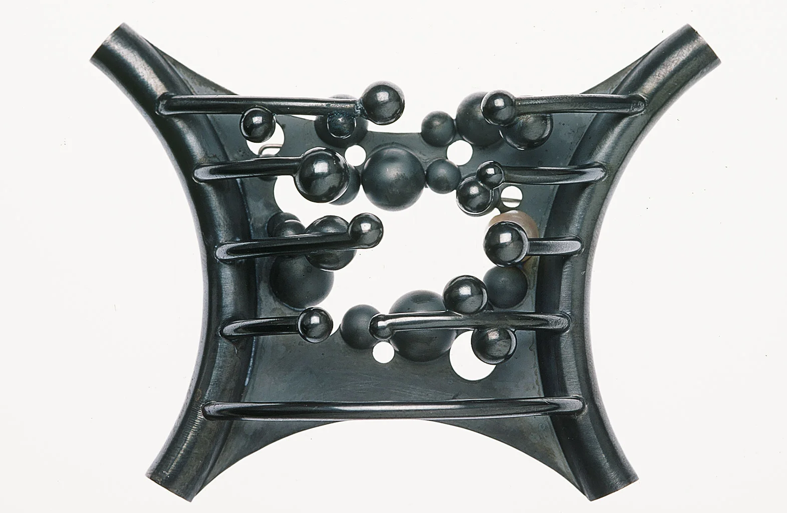 23_MementoMori_brooch.jpg