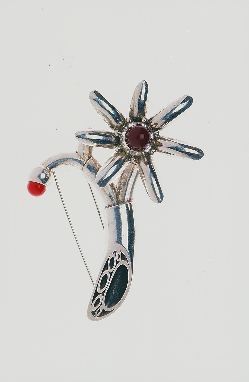 26_MementoMori_Daisy_brooch.jpg