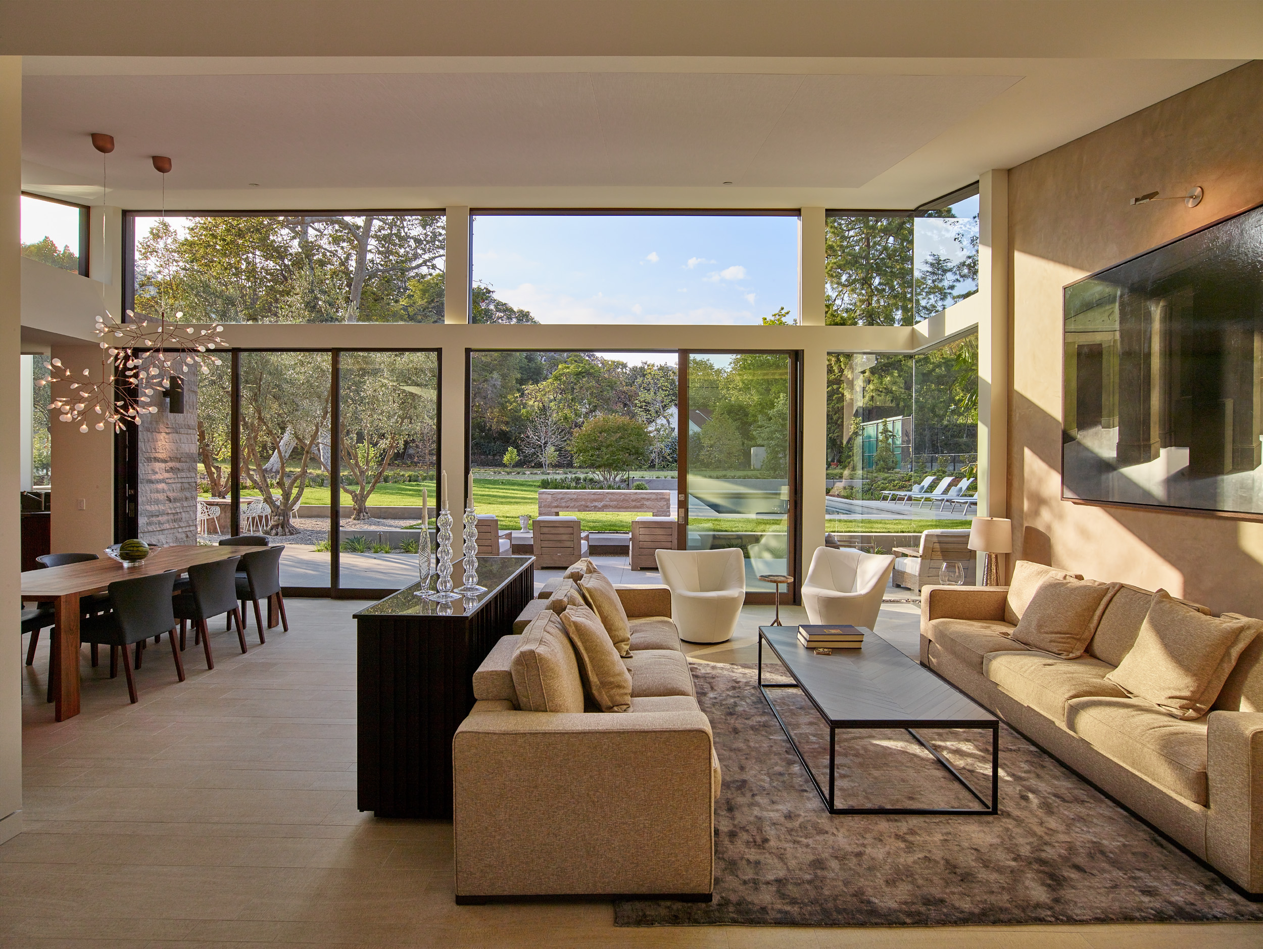Mandeville house - Living room looking into the garden