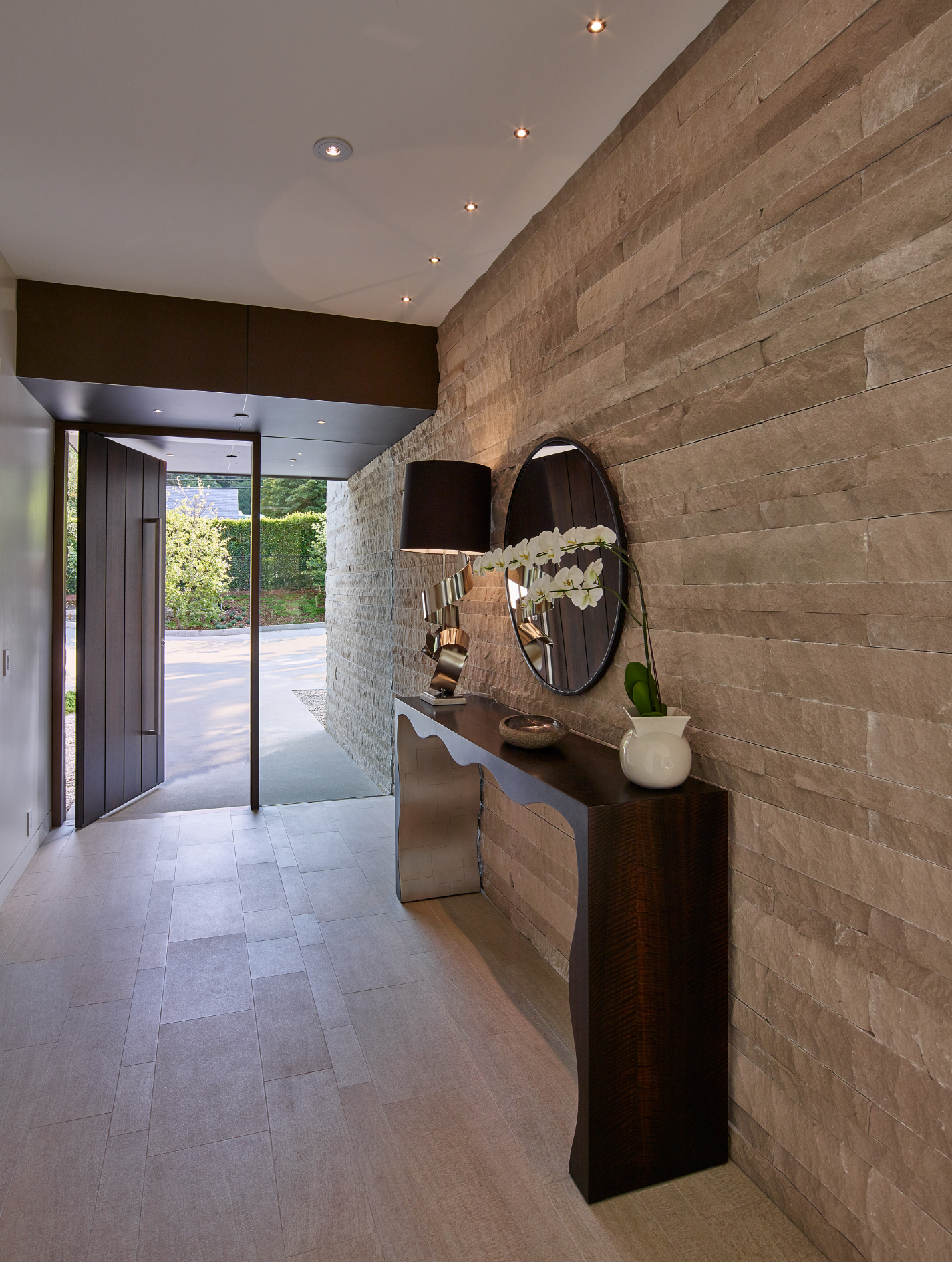 Mandeville house - Entry looking out