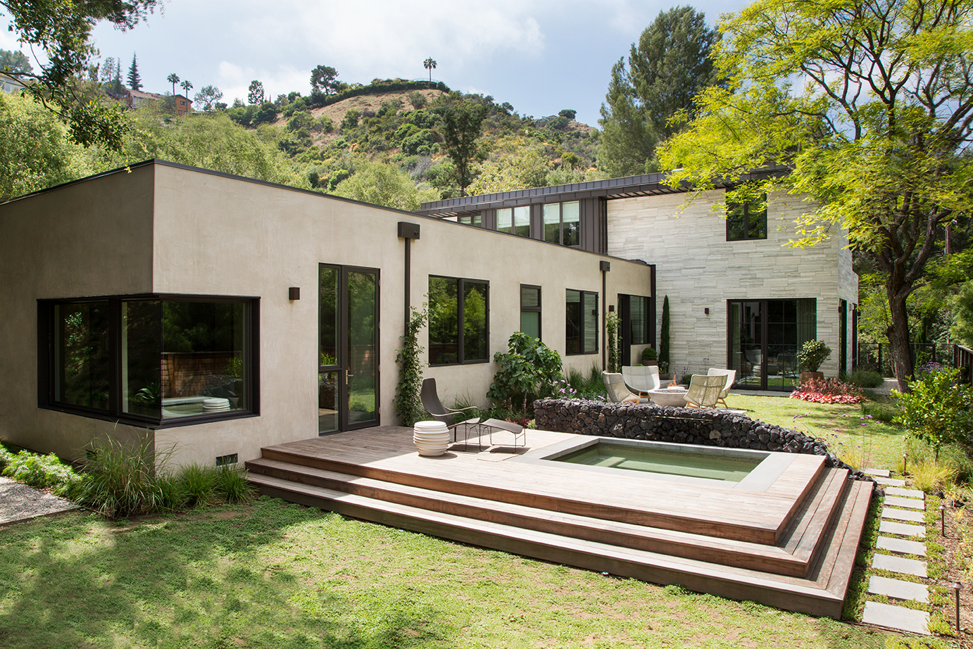 DunsmuirInstituteArchitects_Mandeville_MeghanBobPhoto_BackyardToHouse_WEB.jpg