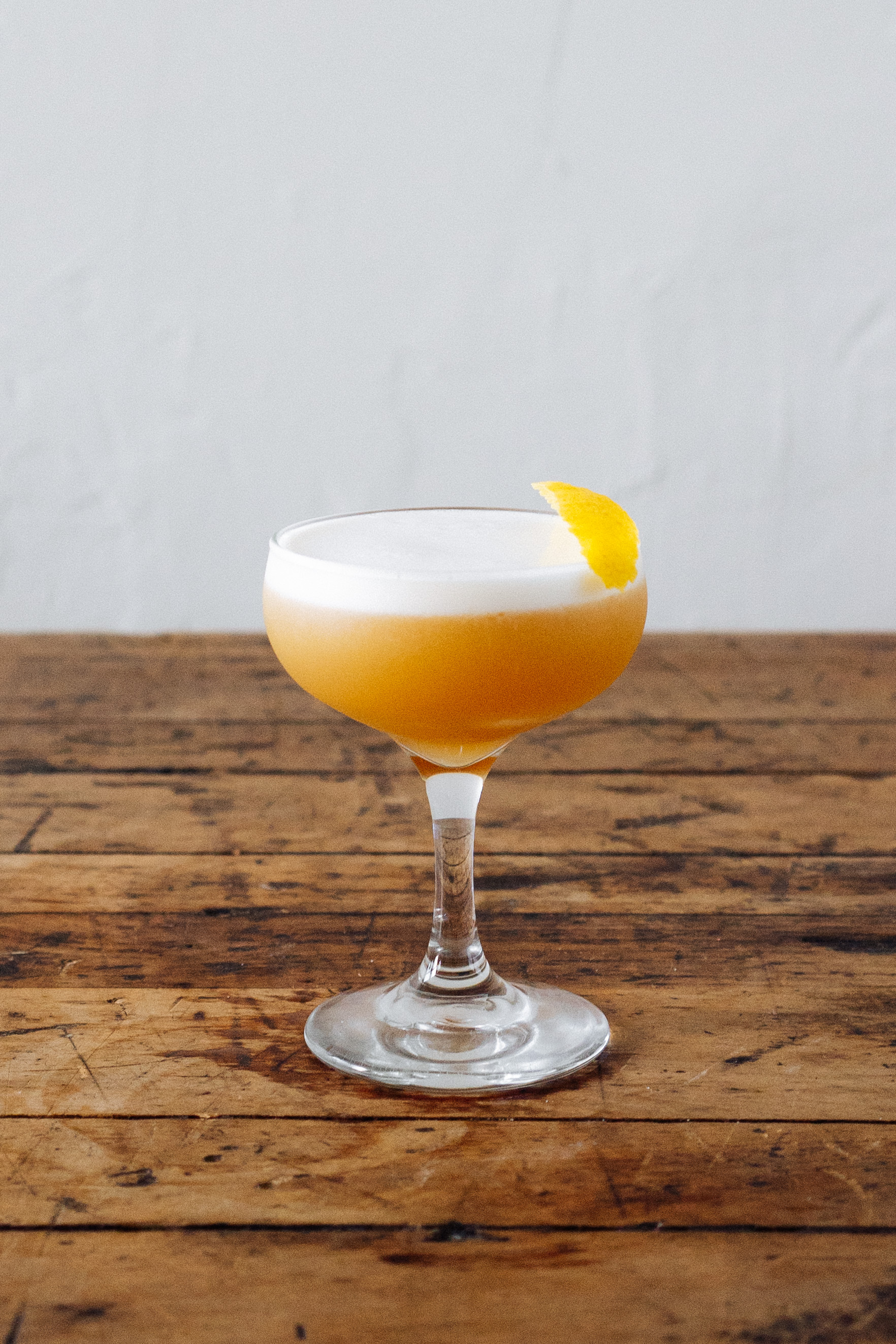 MARSHALL GOLD 1 1/2 oz Double Oak Bourbon 1/2 oz Chareau 3/4 oz Lemon Juice 1/2 oz Simple 1 Egg White Build in tin, dry shake, wet shake, and double strain. Garnish with lemon peel.