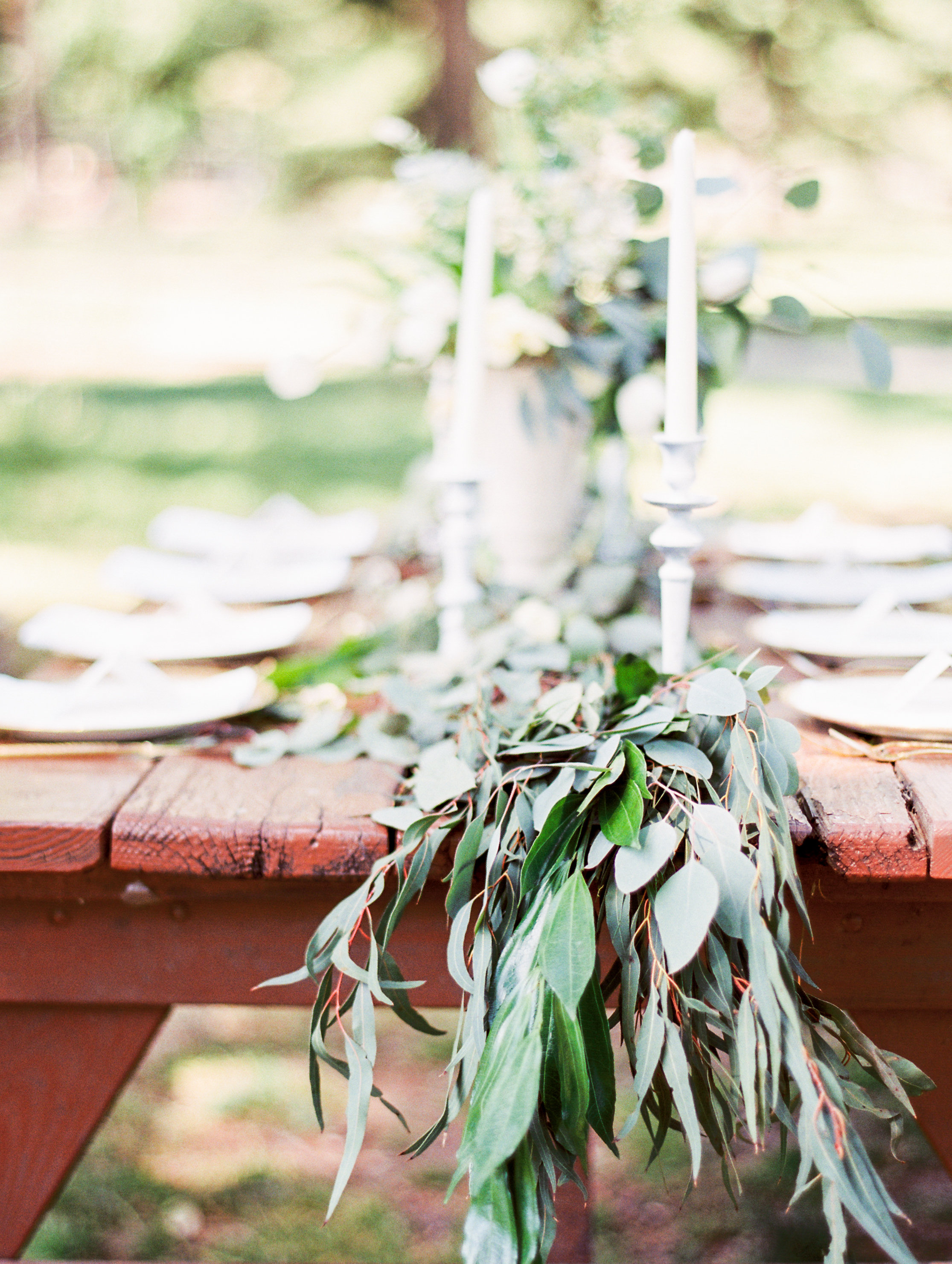 Green leaf table runner