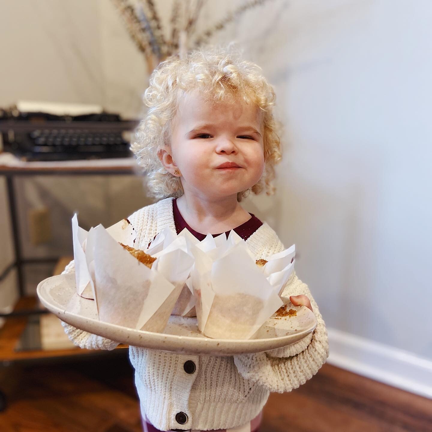 Chilly mornings are ideal for baking muffins with the tiny one. ❤️ 
&bull;
&bull;
&bull;
#mytoddler #baking #bakingathome #momanddaughter #bake #fall #autumn