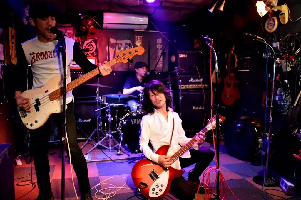 一曲目は「スリーバント」 間奏で座り弾き 最初からてんやわんや