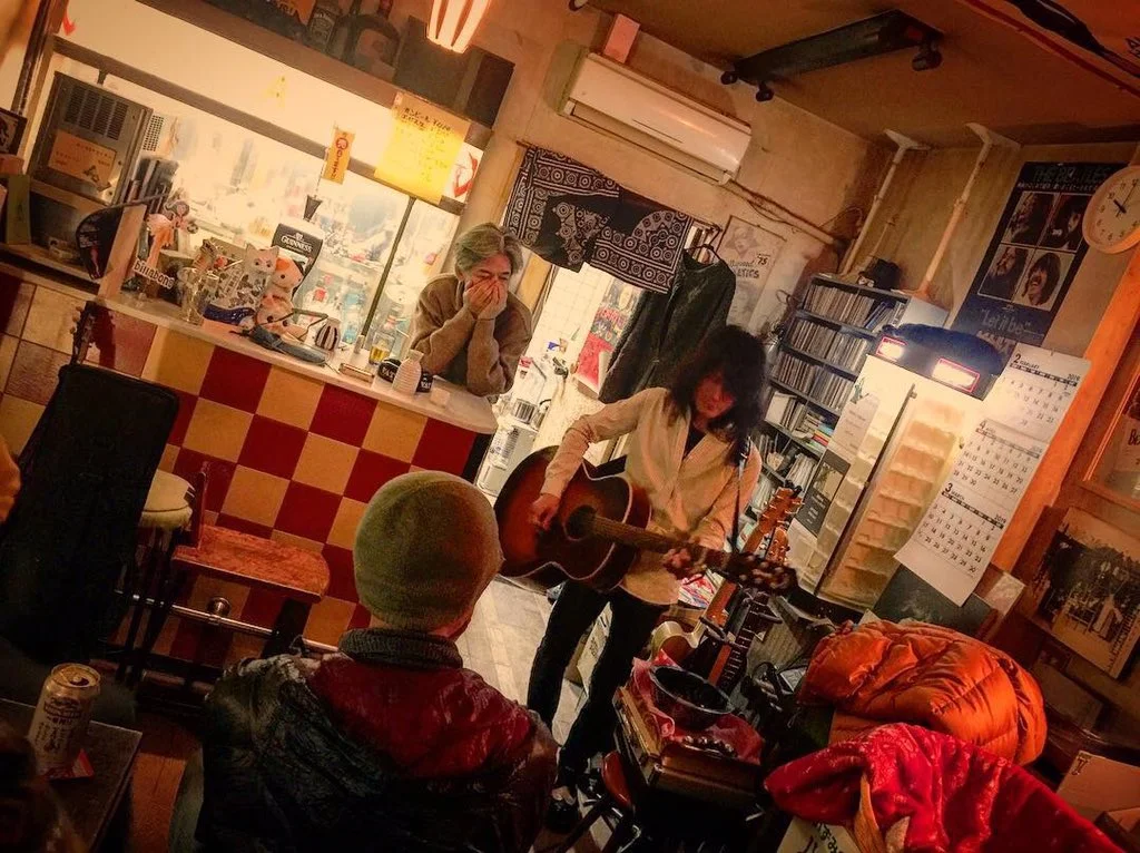 熱燗をすするトオル氏(左) わたくしも頂く のちオネエエ声 but it’s all light