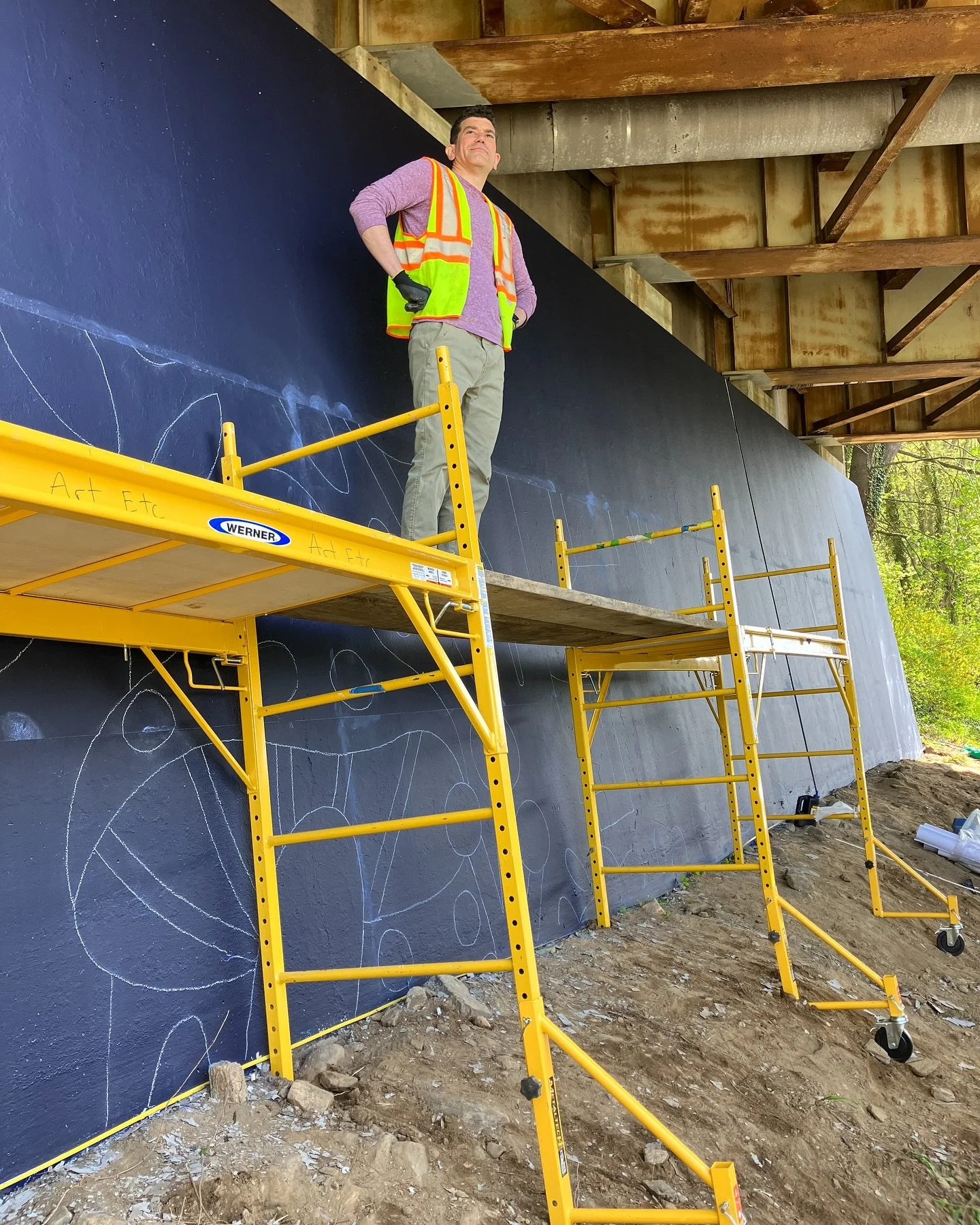 When you&rsquo;re very proud of the sturdy scaffolding situation on such uneven ground 💪🏽 crisis averted!

#muralist #mural #behindthescenes #muralpainter #muralproject #muralsofinstagram #proud