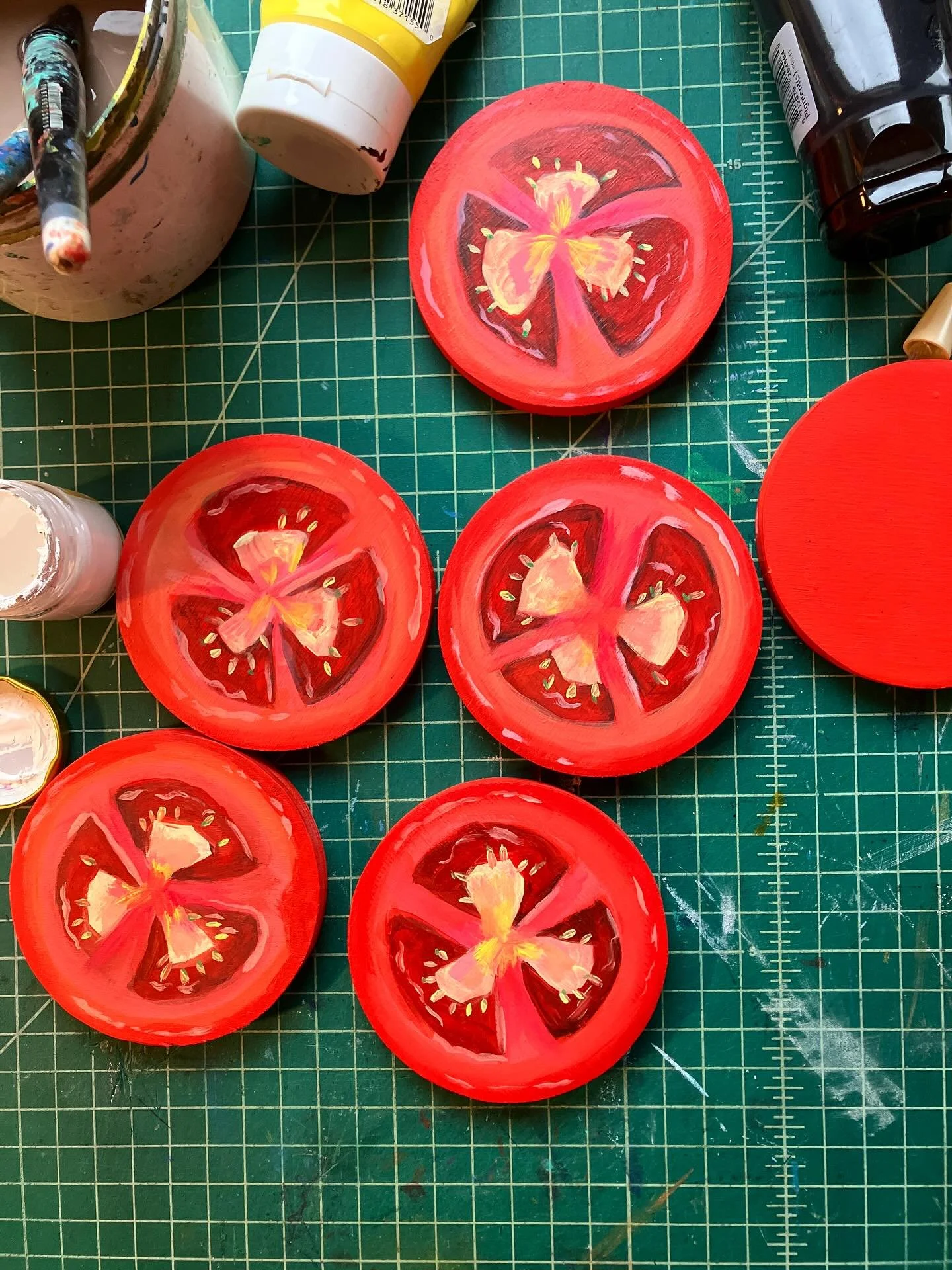 My desk is covered in tomatoes. 🍅 🎨 

#freelanceartist #freelancer #rebeccapryillustration #woodwich #woodwiches #coasterstacks #homegoods #homedecor #coastersets #holidays #tomatoes #tomatoesofinstagram
