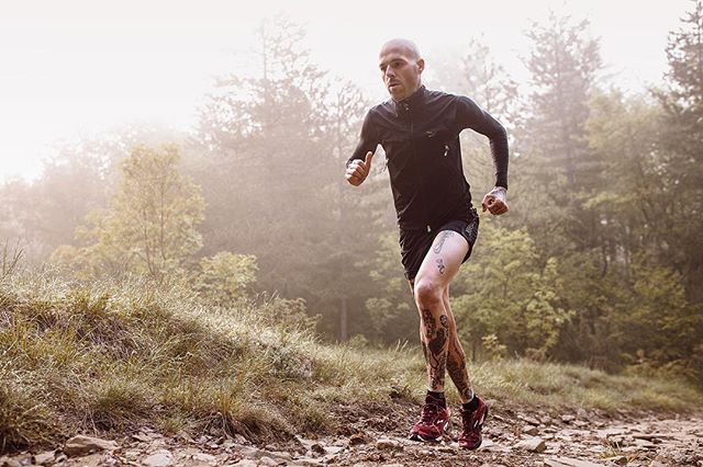 Photographer and Gripvan Assistant @daniel_colucciello_ travelled recently to Tizzano Val Parma to capture this image of tattoo artist and trail runner Matte Campi. Worth the 5am start! 
#gripvanassistants we&rsquo;d love to see what you&rsquo;ve bee