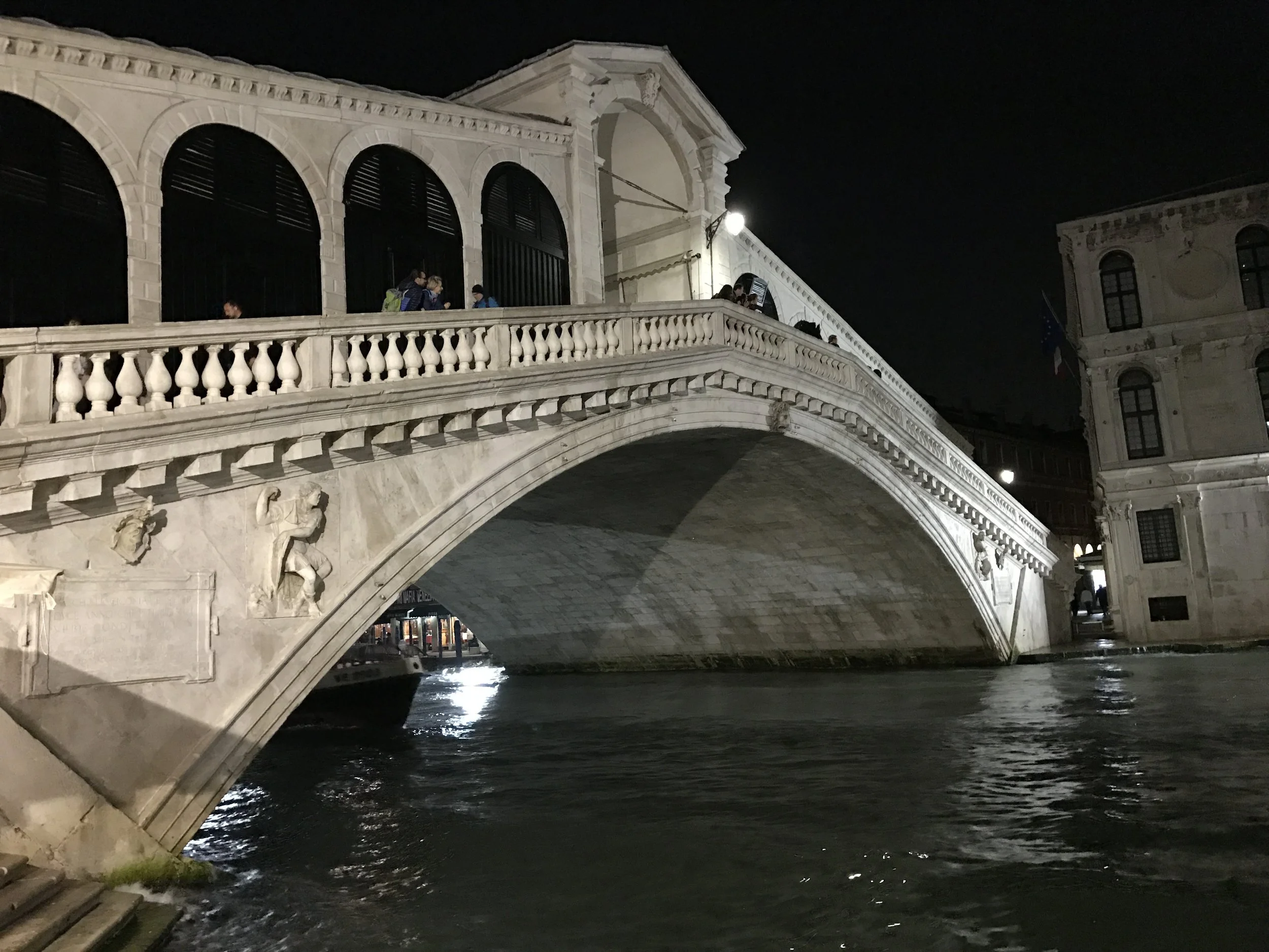 Ponte di Rialto a notte