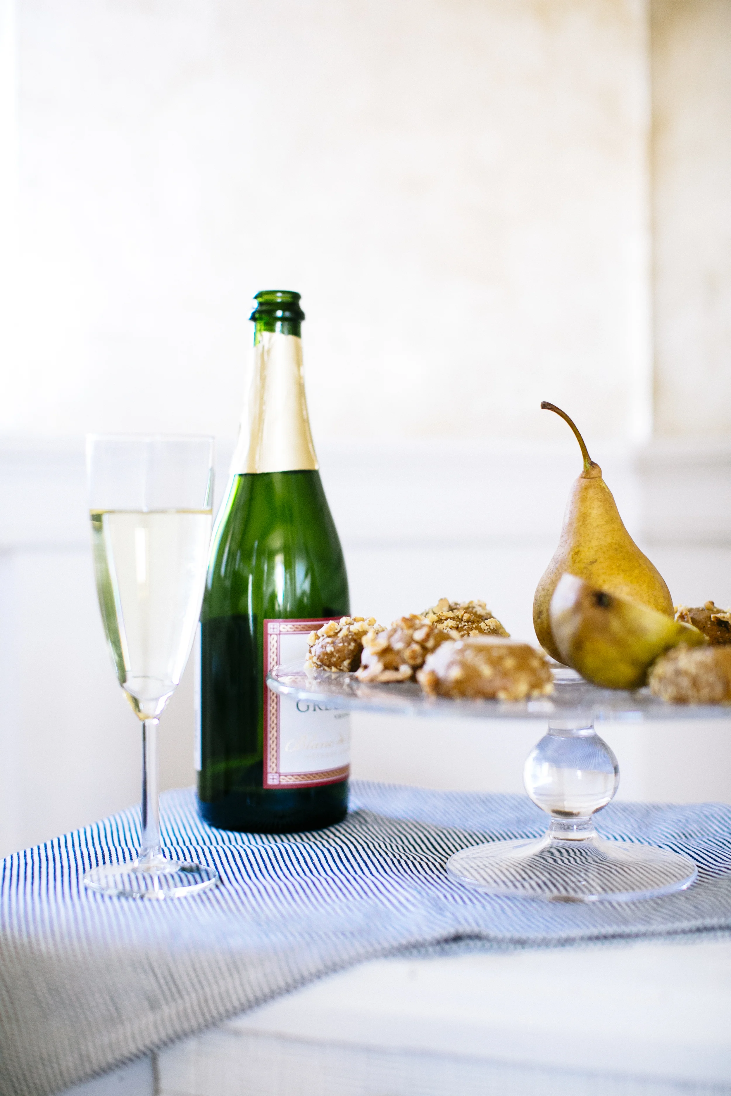 virginia prosecco and cookies