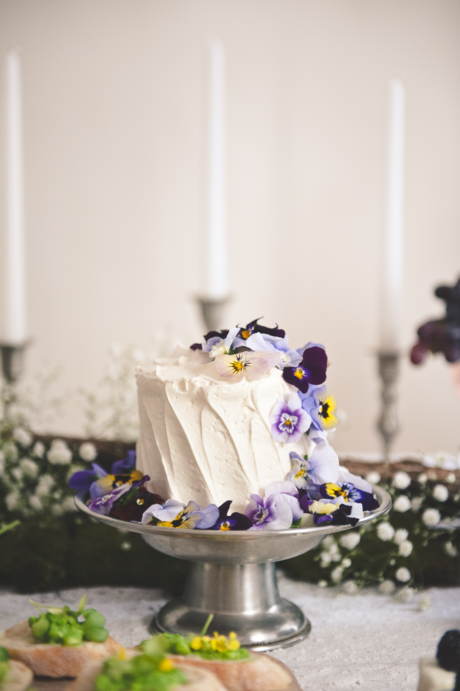 cake with edible flowers 