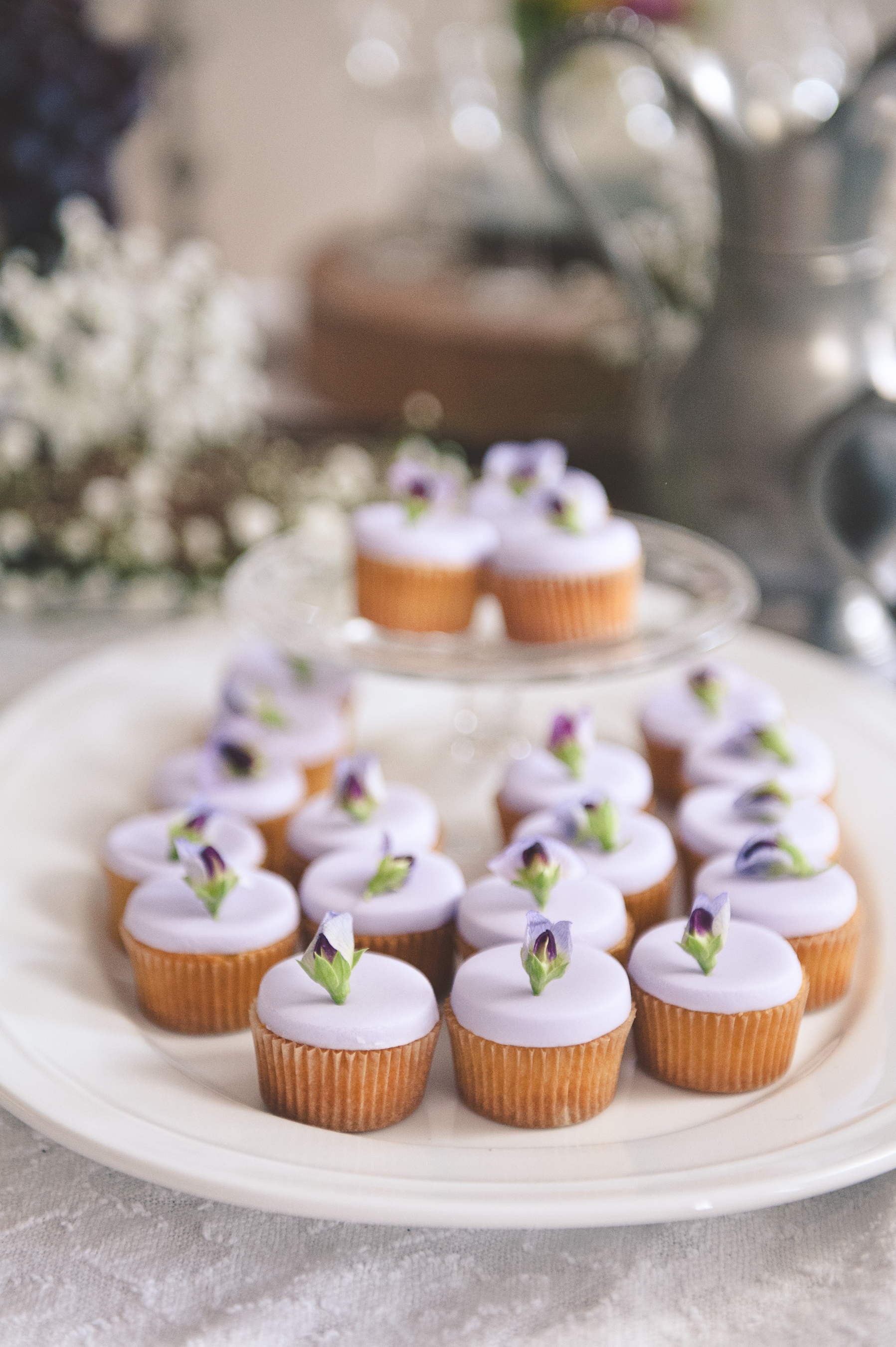 cupcakes with sweet pea flowers: edible flowers photo shoot 