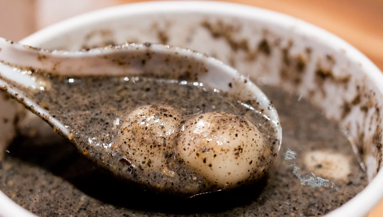 Black sesame sweet soup with mochi balls 黑芝麻