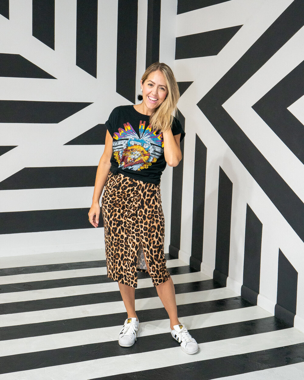Lad os gøre det liter midt i intetsteds Leopard Skirt with Sneakers — J's Everyday Fashion