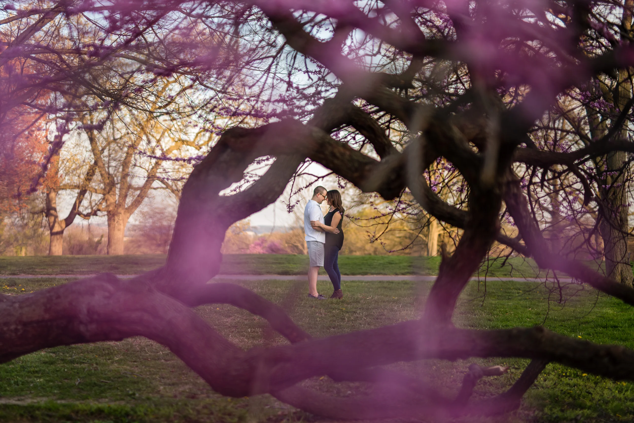  engagement session fiance hug 