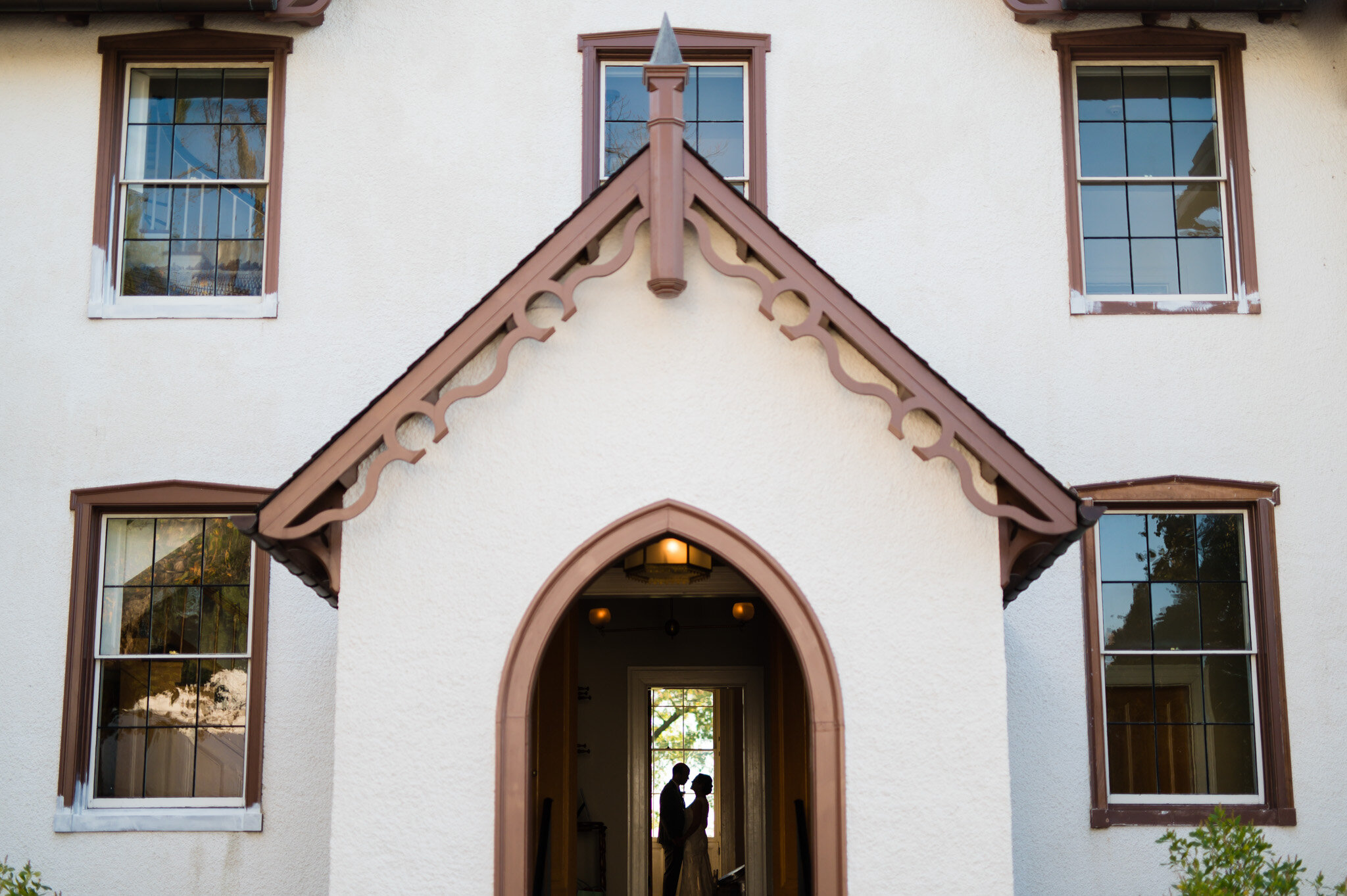  Wedding couple silhouette in the arched doorway at Lincoln Cottage 