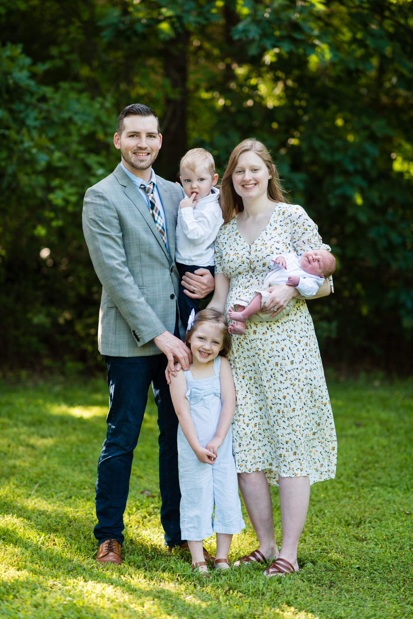A group family photo during a family lifestyle session in Woodbridge Virginia