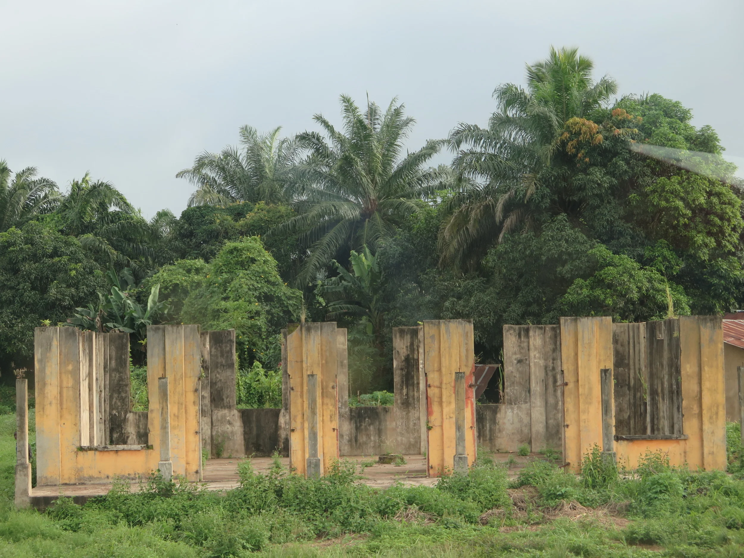 IMG_0691 Ruined buildling between Kenema & Kalihun.JPG