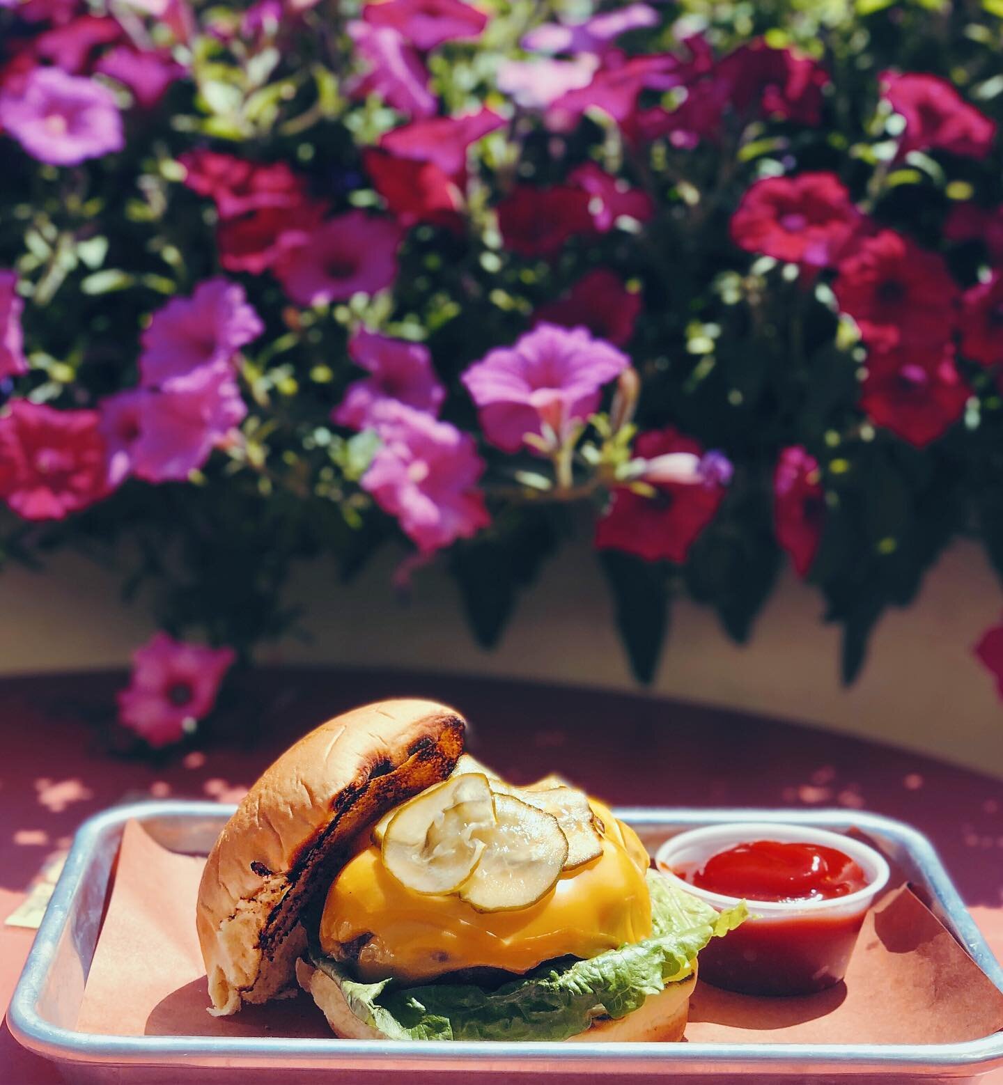 Cheeseburger in paradise 😋🤤
.
.
.
#otbbk #cheeseburger #williamsburg #brooklyn #11211 #eaterny #feedfeed #yeswilliamsburg #foodandwine #eeeeeats #f52grams #yum #summer #jimmybuffet