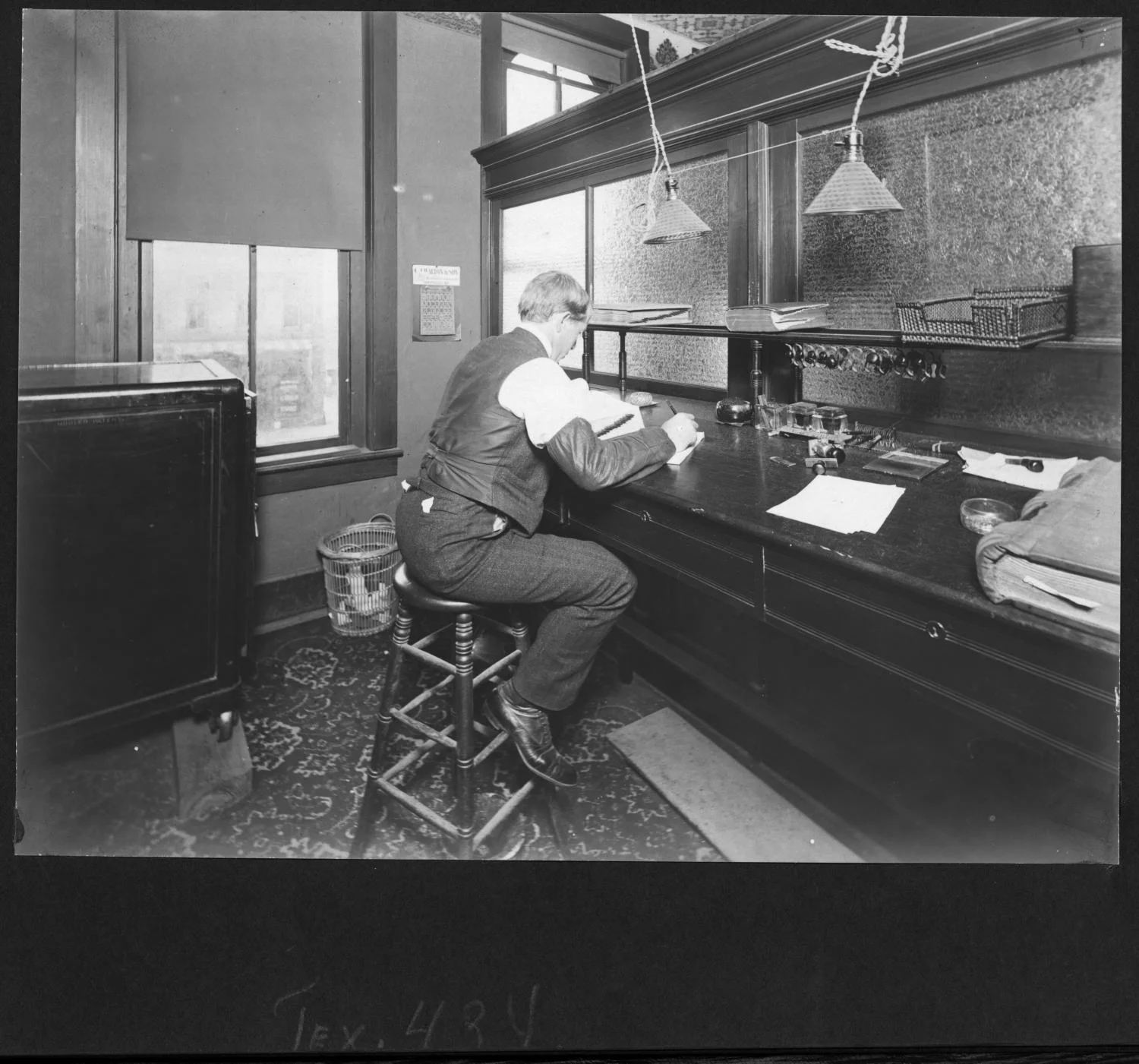Tex43 Office Worker at Accounts Desk, Texarkana, AK