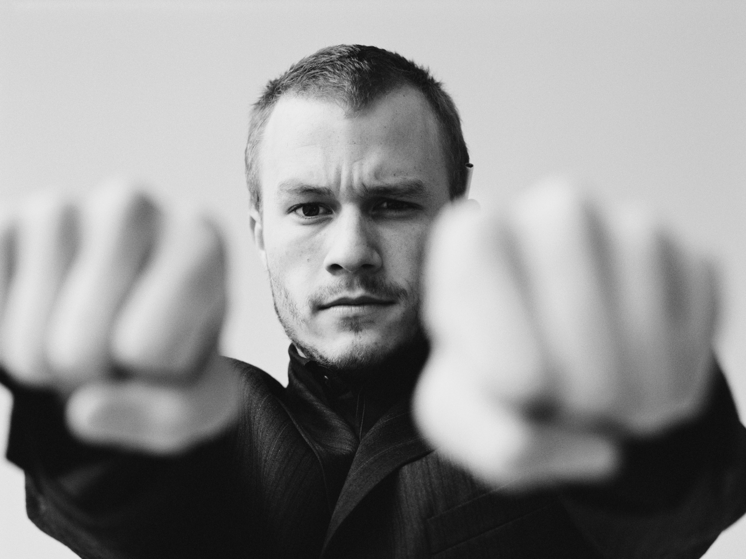 suit_grayscale_heath_ledger_monochrome_1920x2400_wallpaper_Wallpaper_2560x1920_www.wallpaperswa.com.jpg