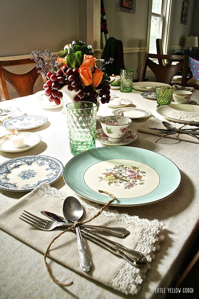 Mixing up the table : modern & vintage, rustic & refined. 